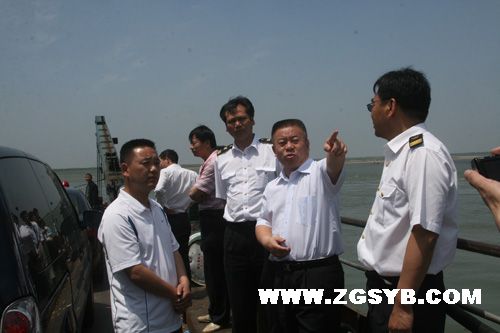 长江海事局袁宗祥局长检查荆州渡船管理工作.
