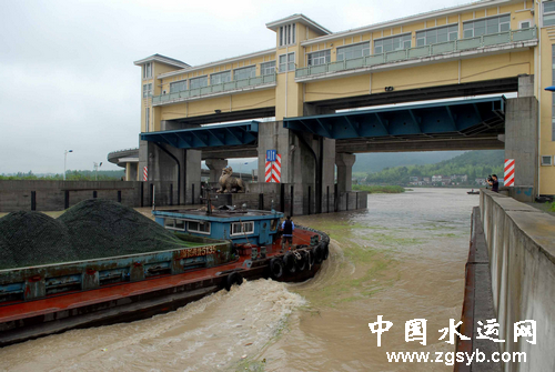 6月15日,运输船开足马力逆流而上通过湖嘉申线湖州吴沈门新水闸.