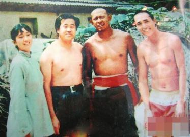 莫言(左二)在《红高粱》剧组与巩俐,姜文,张艺谋合影.