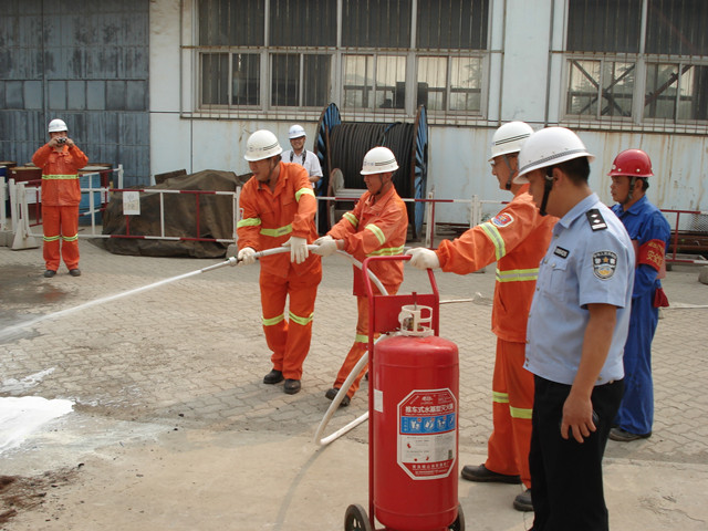 烟台打捞局组织多个单位开展消防应急演练