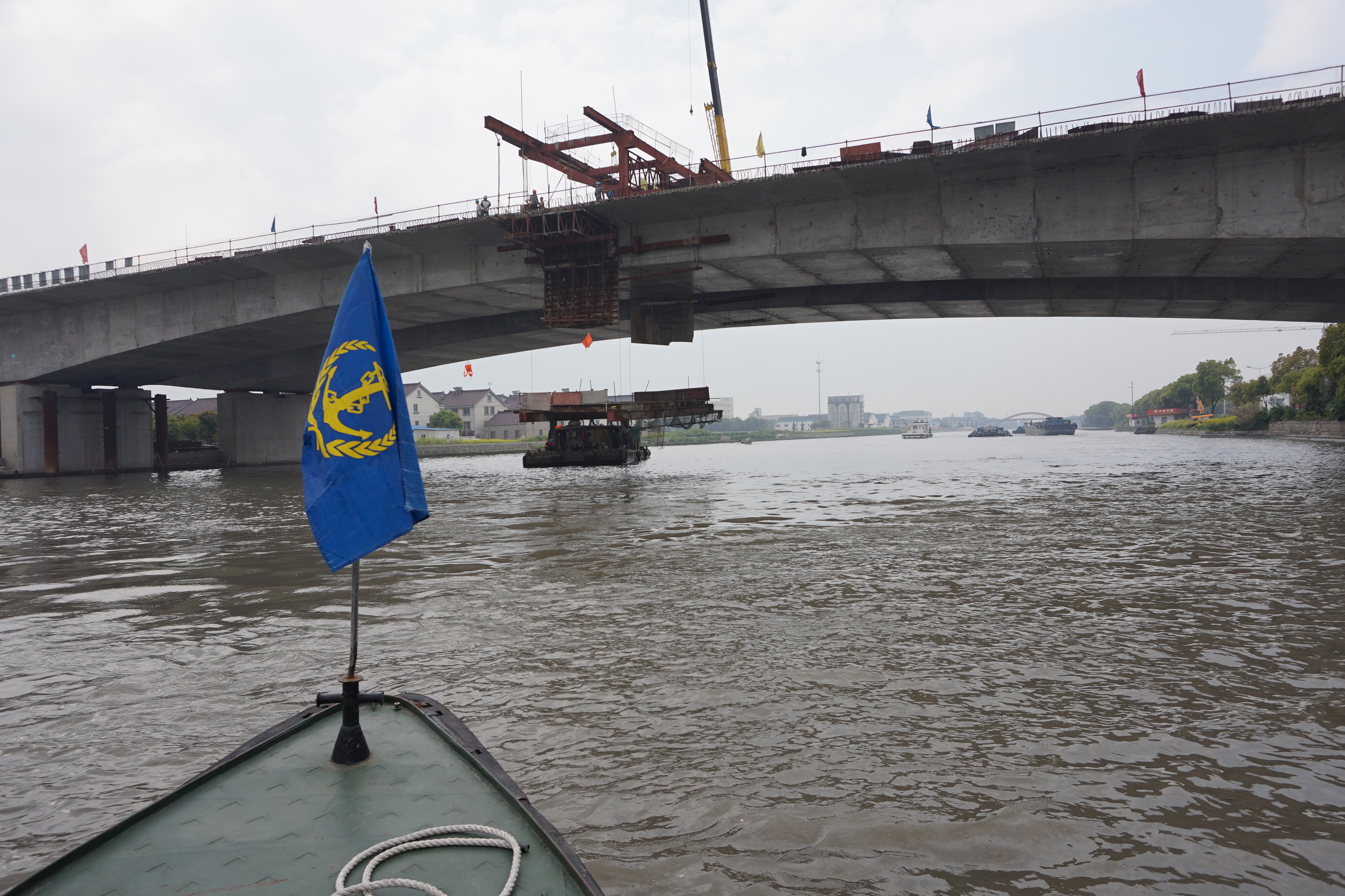 吴江海事保障运河大桥挂篮顺利拆卸