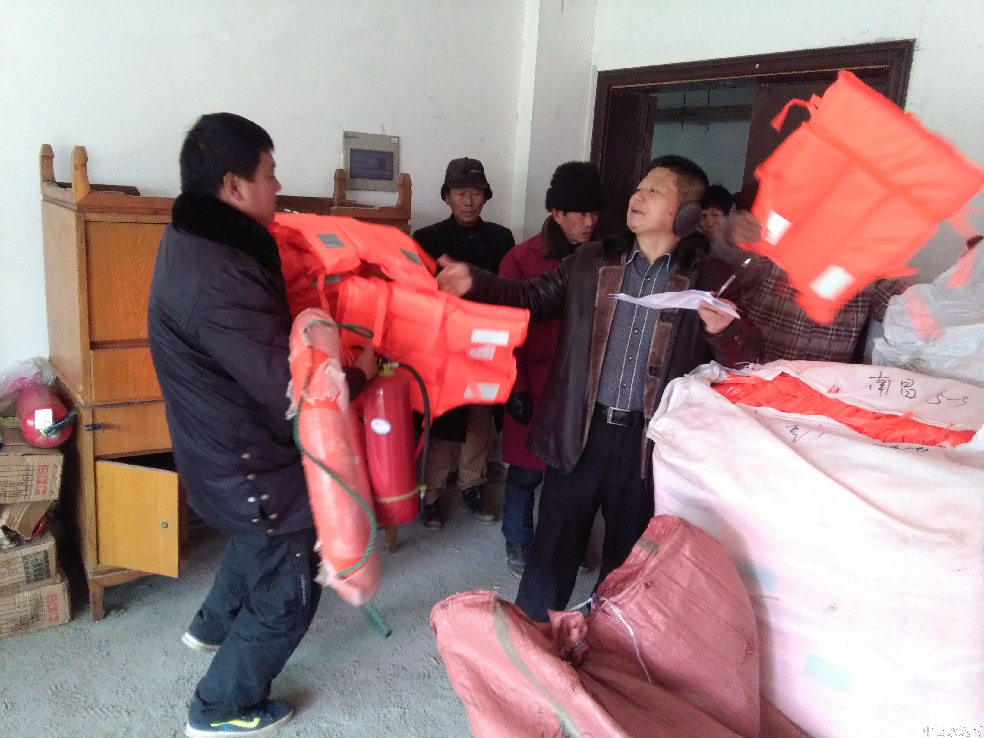 乐平市地方海事处深入一线，保障恶劣天气下渡运安全