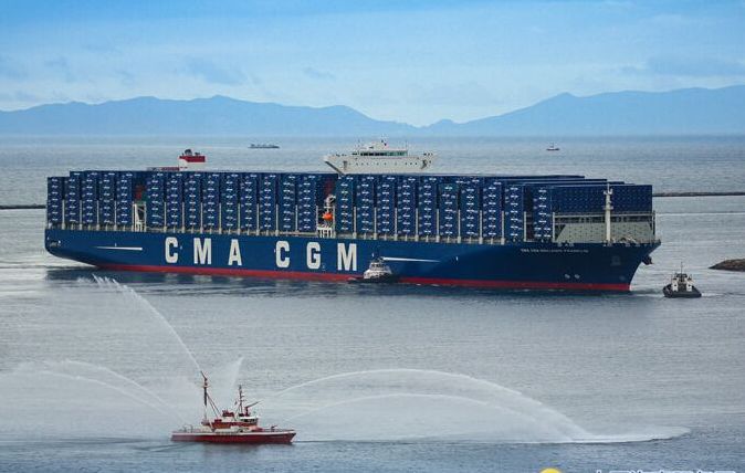 达飞最大集装箱船首次靠泊美国长滩港