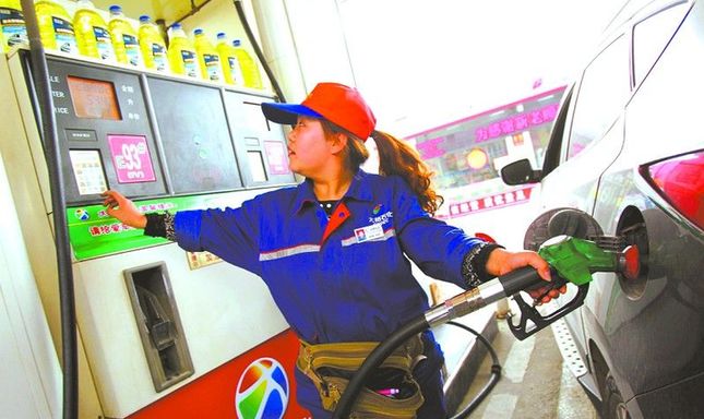 3月从山东青岛港卸载的进口原油量激增至986万吨,这些主要是地炼企业进口的,山东地炼已经成为2016年原油进口的一支主力了。山东石油分公司内部人士透露。海关统计数据显示,2014年第一季度全国累计进口原油7472.32万吨,2015年同期为8034.21万吨,而今年第一季度为9109.