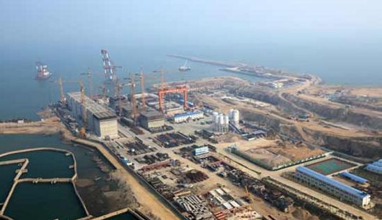 近日,从青岛董家口循环经济区获悉,位于经济区的青岛港董家口港区目前已经接卸了11艘来自世界各地的40万吨级巨轮。汽笛声由远及近,当长360米、宽65米、装载了 35.1万吨加斯巴粗粉的远卓海轮缓缓停靠在青岛港董家口港区的40万吨散货船直靠码头时,一个中国港口干散货作业的新时代---大船时代到来了。 据悉,为顺应世界航运发展船舶大型化的趋势和为各大钢铁企业打造低成本、高效率物流通道的要求,青岛港投资了几十亿,在董家口港区超前布局建设40万吨级矿石码头。 董家口矿石码头有限公司调度室主任李
