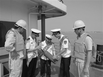 志愿者正在检查船上消防设备