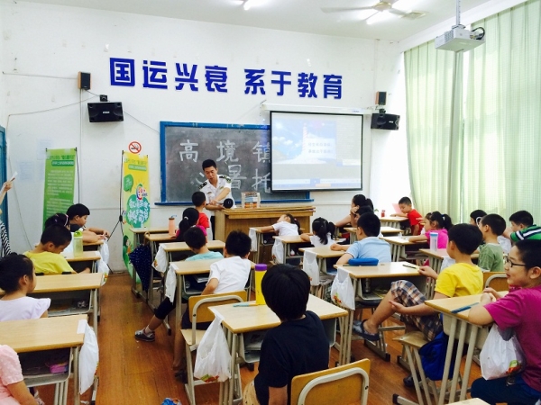 为积极响应交通运输部海事局关于开展水上安全知识进校园活动的通知,8月11日,吴淞港海事局青锋班组的小讲师为高境镇社区学校暑托班学生带来了一堂生动有趣的水上安全知识专题课。 小讲堂上气氛轻松欢快。青锋班组小讲师以小学生日常乘坐的水上交通工具为切入点,向小学生们介绍了神秘的海洋世界和常用的水上安全知识。为了加深认知,寓教于乐,小讲师还现场教授救生衣穿戴技巧,讲解如何正确跳水和摆出HELP姿势。同学们通过实际参与掌握了基本的水上安全知识和技能。整个授课过程中,听课学生热情高昂、求知心切、踊跃