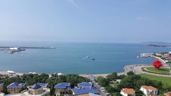 今年恰逢奥运年,为传承奥运 扬帆青岛、助推城市蓝色跨越,青岛市人民政府联合国家体育总局水上运动管理中心、中国帆船帆板运动协会、北京奥运城市发展促进会于2016年8月5日至8月14日举办2016第八届青岛国际帆船周青岛国际海洋节,组织开展了青岛国际帆船赛、市长杯国际帆船绕岛赛、青岛国际OP帆船营暨帆船赛等竞赛项目,邀请俄罗斯籍帕拉达号大帆船访问青岛进行文化交流,进一步拉升了青岛作为重点旅游城市的人气。 根据组委会安排,青岛海事局承担了赛事水域巡查监护及参赛船只警戒保障任务,为