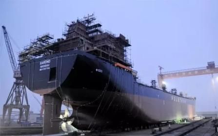 扬子江船厂首制36500吨大湖型散货船下水