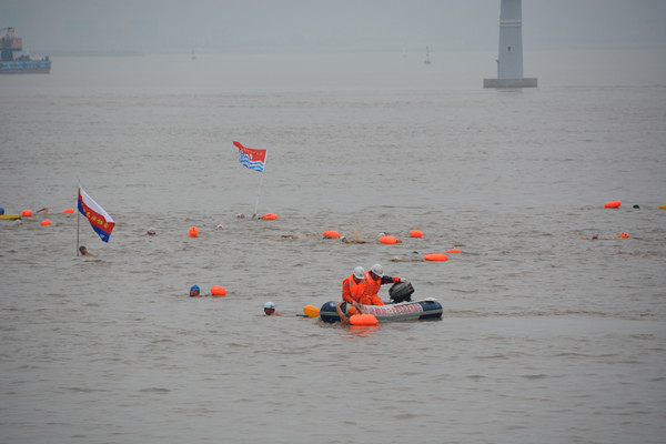 温州基地圆满完成第35届春节横渡瓯江冬泳活