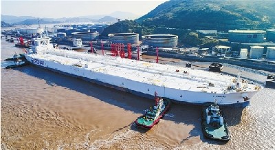 全球最大船 泰欧 轮首靠宁波舟山港45万吨原油