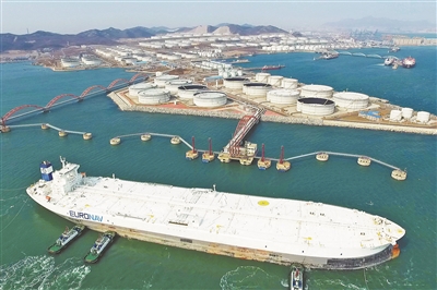 大连海事局护航全球最大油船安全靠泊大连港