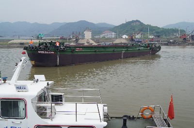 内河航道条件不断完善 诸暨港最大货船投入营