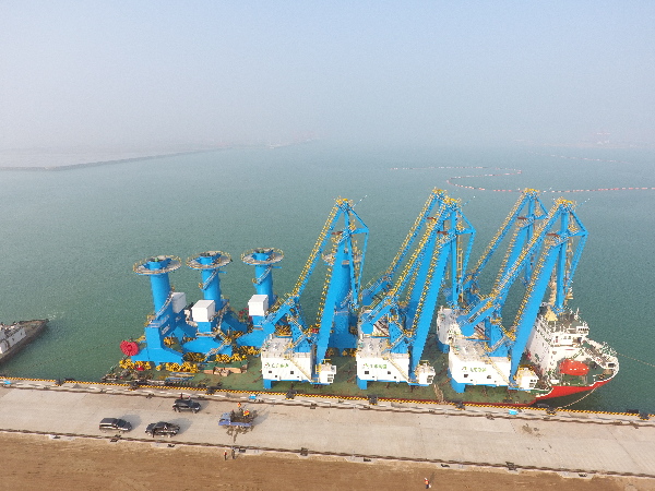 大型集装箱装卸设备落户潍坊港