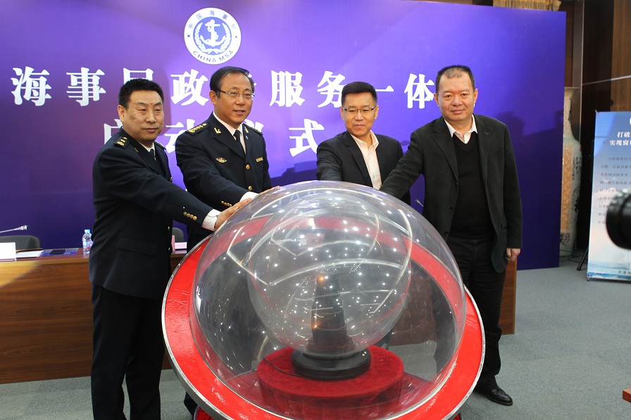 本次启动仪式标志着天津海事局在转变政府职能,建设让人民满意的天津海事方面迈出了实质性步伐,标志着信息化水平和政务服务质量与效能实现了新突破。下一步将继续做好以下几方面的工作:一是继续完善政务受理平台系统,进一步延展电子政务应用范围,优化简化网上业务办理流程,力争实现海事政务业务网上办理率达到100%;二是提前做好政务受理平台与天津市电子口岸平台间的系统对接准备,为天津口岸“单一窗口”建设提供支撑;三是进一步简化申请材料,减少审批环节,压缩审批时限,切实提升政务服务效率;四是大力推进