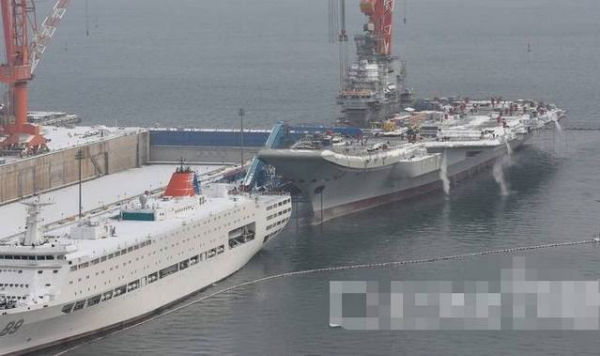 中国航母保姆船是真的大,网友评论:油船在它面