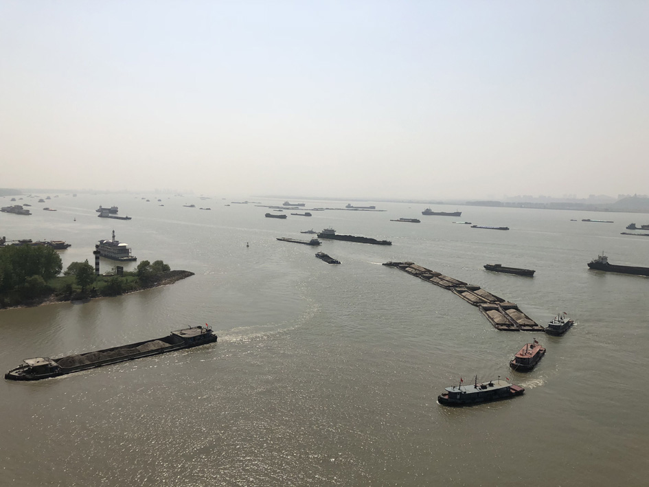 船舶险情数同比下降74%、发生事故数同比下降67%5月23日,镇江海事局和扬州海事局联合召开工作评估会,晒出了六圩河口联合监管一周年来的成绩单。 一年前,镇江、扬州两地海事把单位的一线党员集中起来,发挥党员的先锋模范作用和支部的战斗堡垒作用,定艇、定人,在六圩河口设立长江水上交通第一岗,形成了攻坚克难强大合力,突破了重点水域联合管控难题。 未来,海事部门还将继续放大科技信息技术在六圩河口水域安全监管中的深度效应。镇江海事局局长、党组书记张金宝表示,该局将继续在河口水域推进智