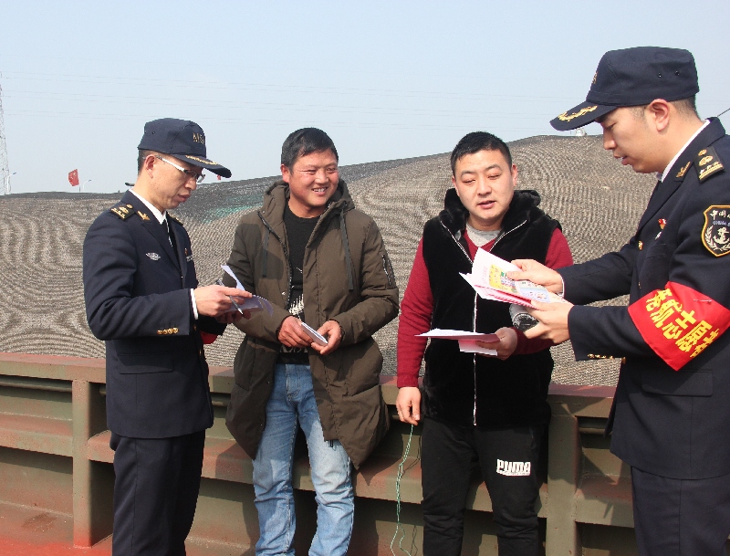 嘉兴港航志愿者开展学雷锋活动