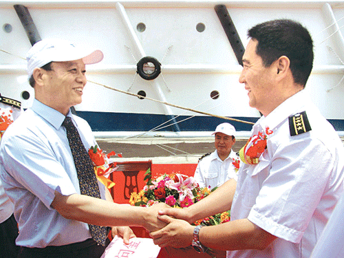 交通部副部长徐祖远与西沙水警区司令员陈林亲切握手.