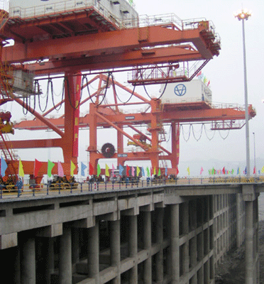 国内最大的高水位落差直立式码头.