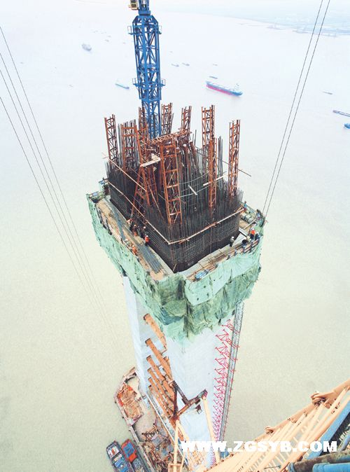 索塔塔身施工.  浩清 王刚 摄