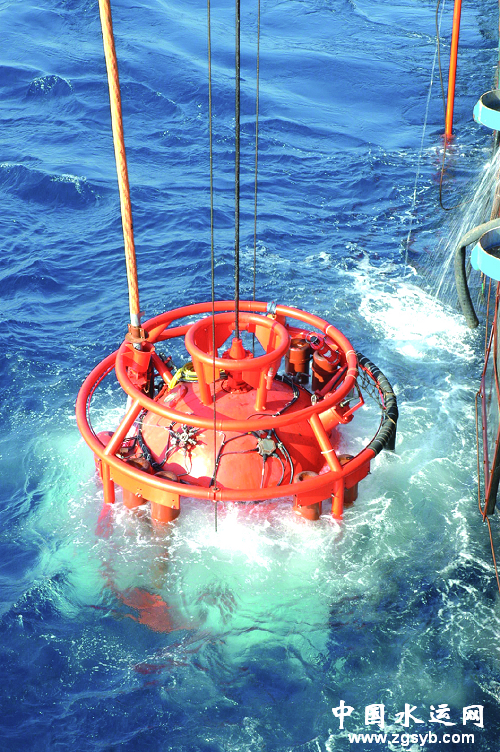 潜水员正在潜水钟内下潜作业.赵虎  摄