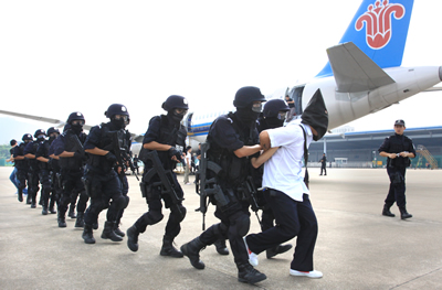 深圳宝安国际机场举行反恐综合演练图