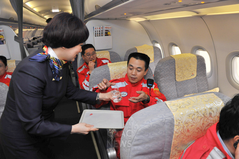 国航执飞乘务员为救援队成员热情地端茶送水(摄影:王泽民) 来源 中国