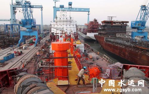 扬州江都船舶工业园内鼎衡造船基地呈现一派繁忙景象