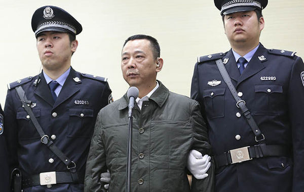 此前有报道曾曝出刘汉与神秘商人周滨关系密切.图为600_380