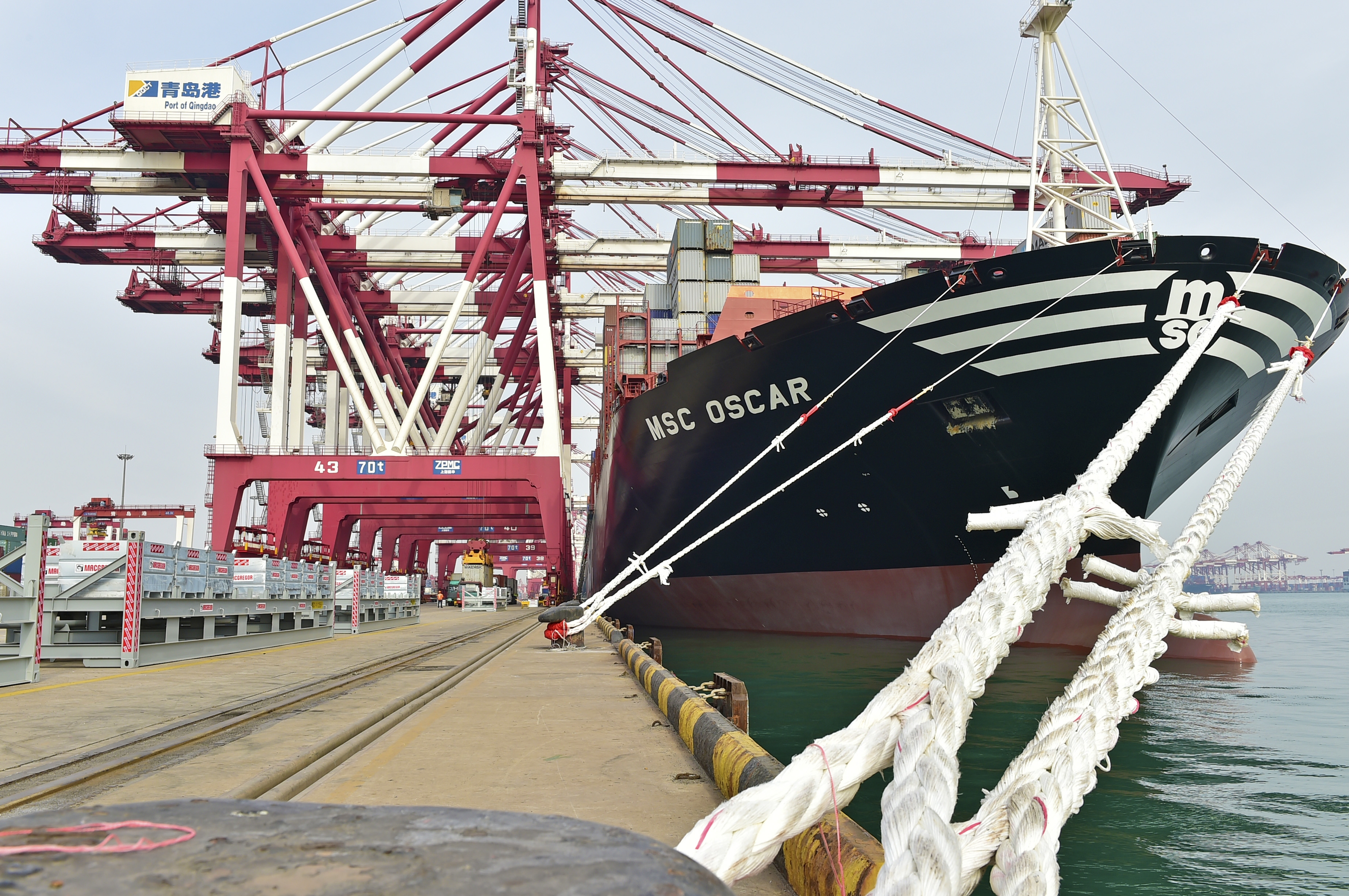 全球最大集装箱船"地中海奥斯卡"轮靠泊青岛港--中国水运网