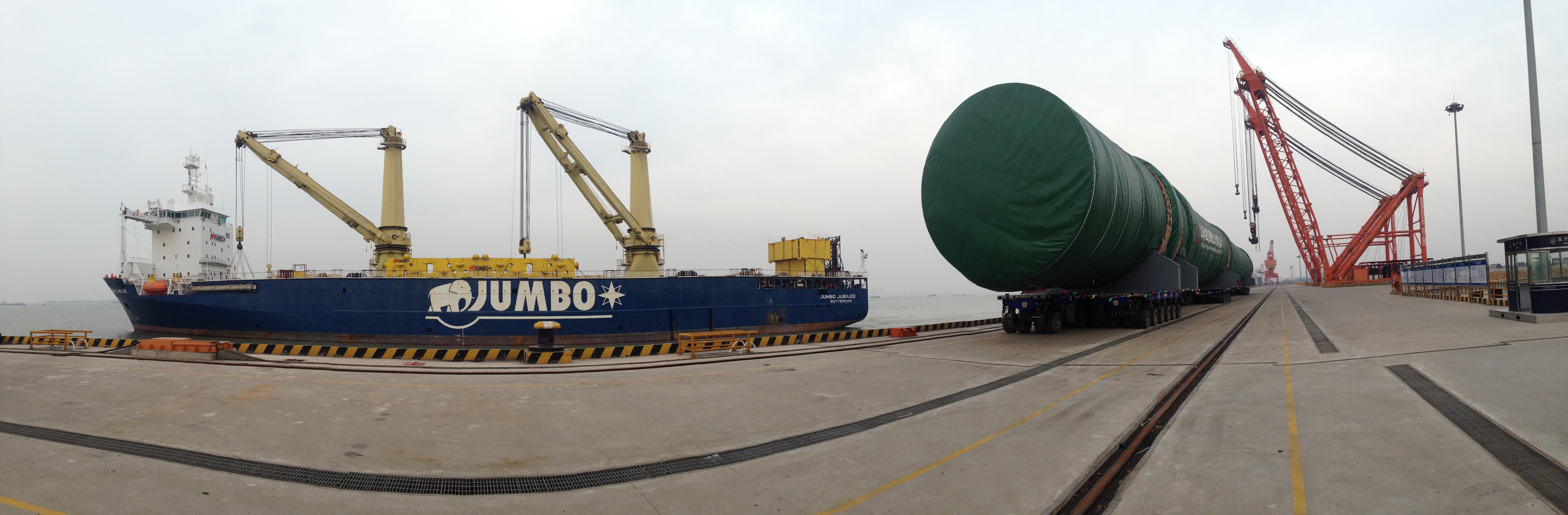 张家港港新码头首次装运出口高精度重件设备