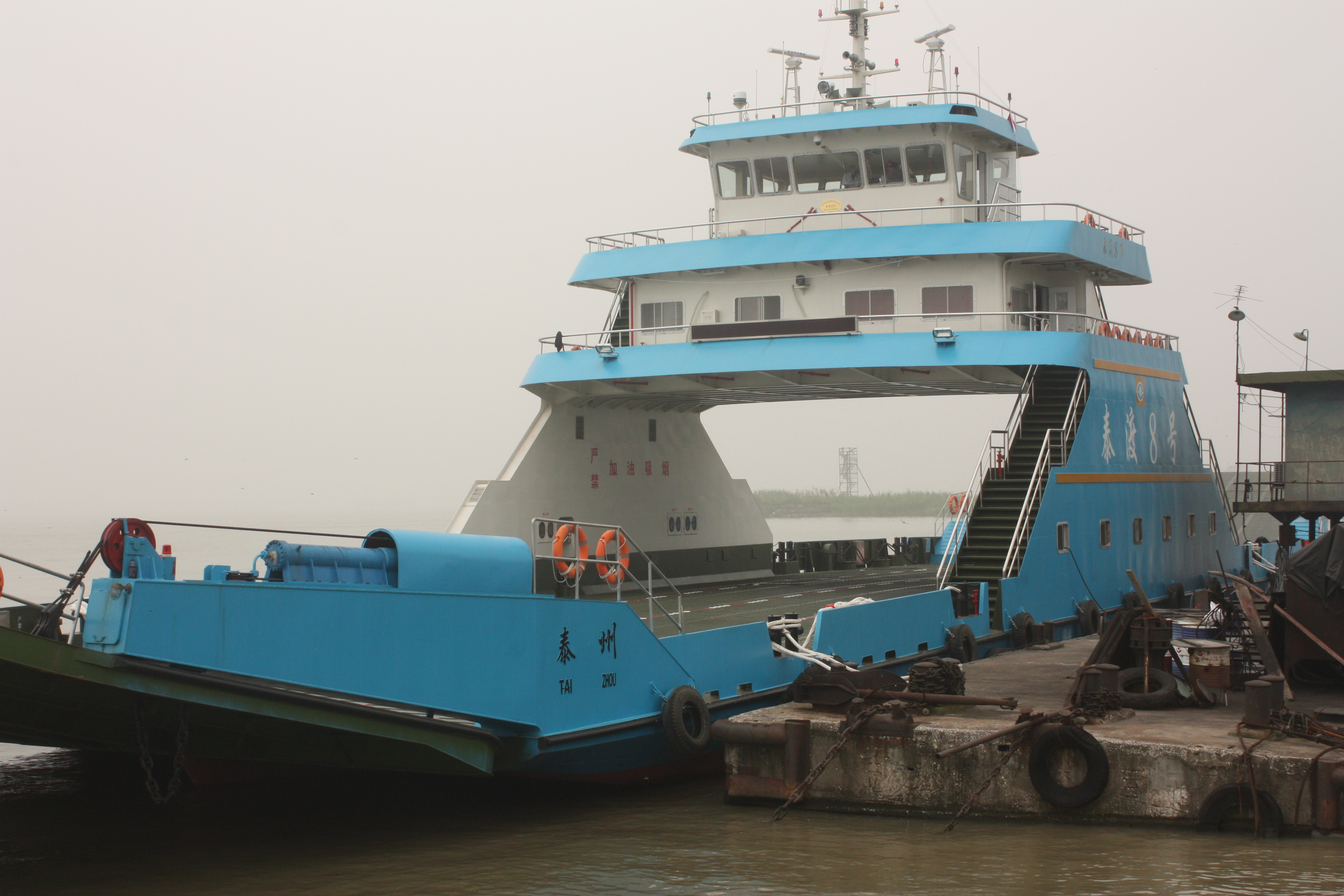 泰州首艘建有载客处所汽渡船投入运营