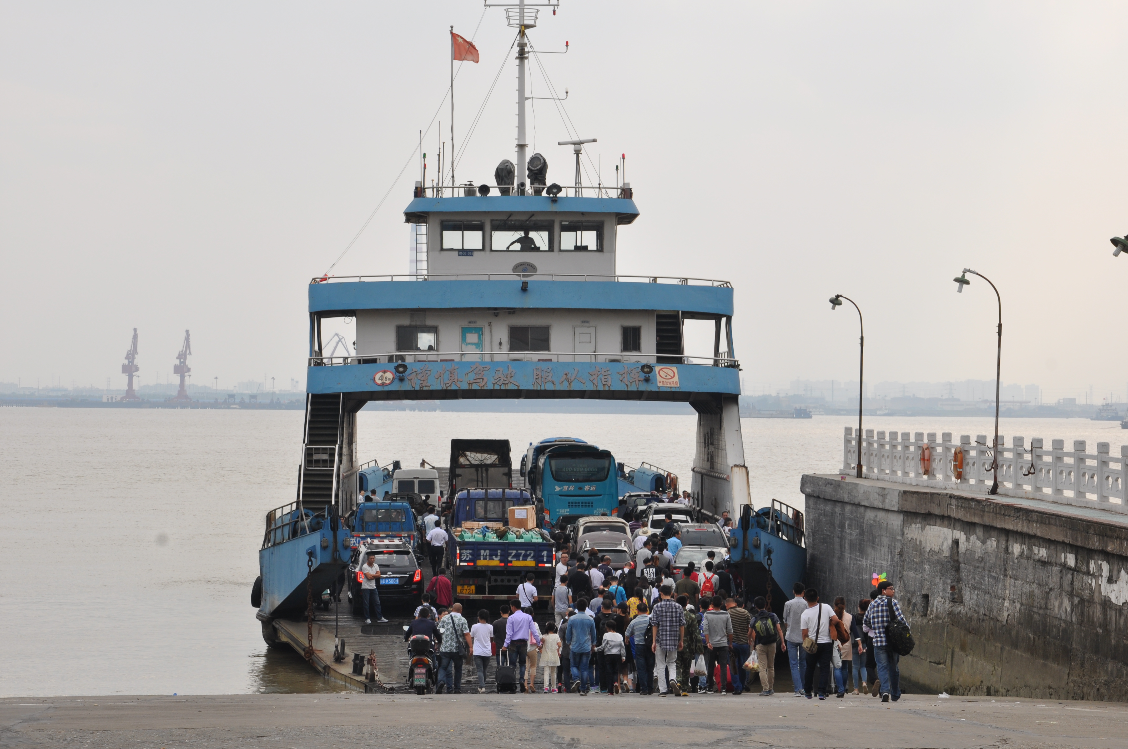 七圩汽渡圆满完成十一黄金周运输任务