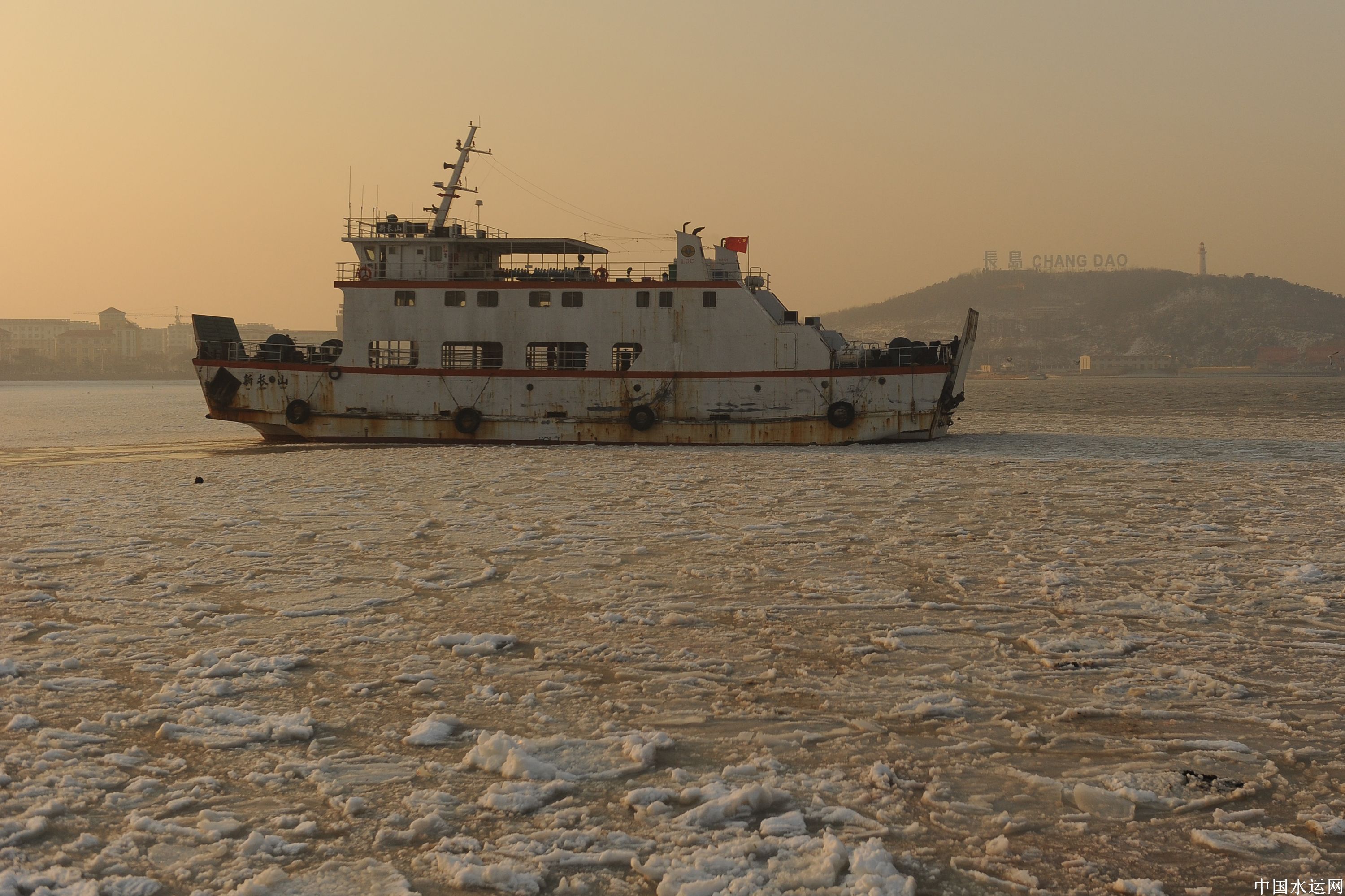 一艘陆岛运输船正由长岛驶往蓬莱.赵凯 摄