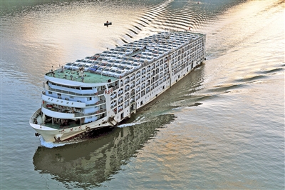 民生公司的大型"客改货"滚装船满载新车行驶在三峡库区江面上