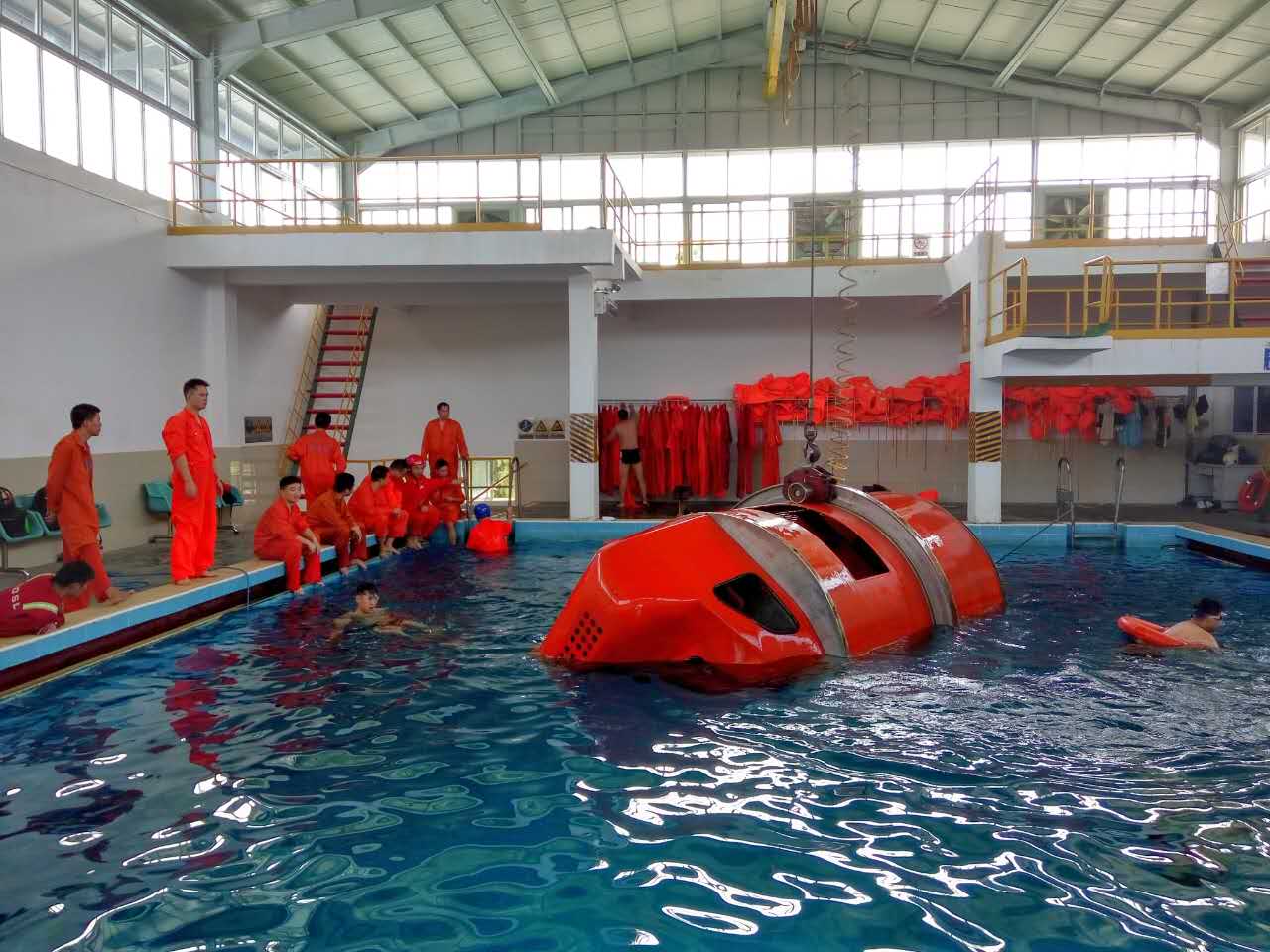 南一飞顺利完成2016年度第一批水下逃生训练