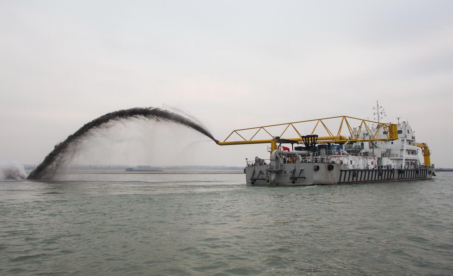 13艘挖泥船驻守疏浚 保三峡蓄水期间航道畅通