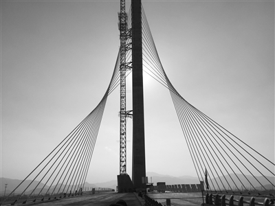 世界最宽单塔斜拉桥合龙