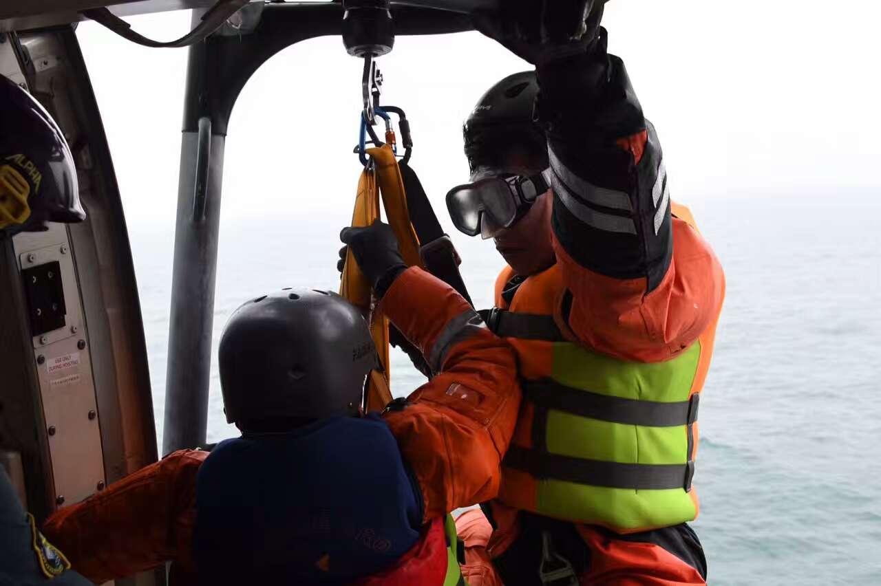 空勤人员不惧冬季冰冷海水,认真进行水中人员吊运科目,经过飞行员与绞