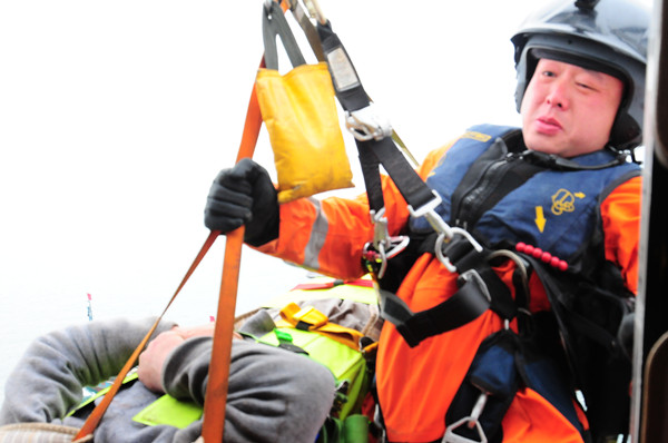 北一飞清晨紧急接救1名头部重伤渔民