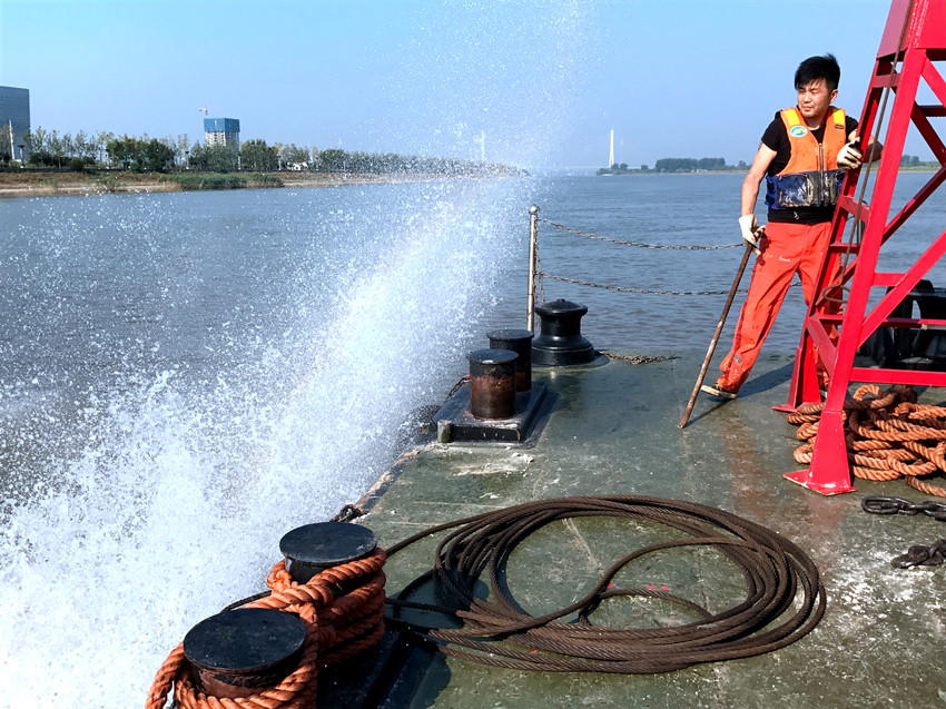 搏斗高温 智取酷暑——记南京航道处城南水厂专用浮标抛设作业