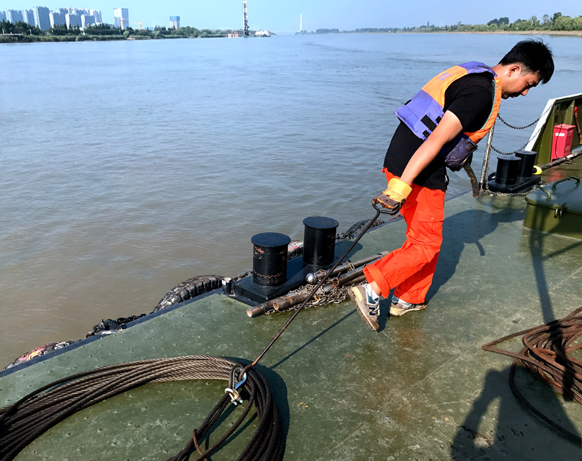 搏斗高温 智取酷暑——记南京航道处城南水厂专用浮标抛设作业