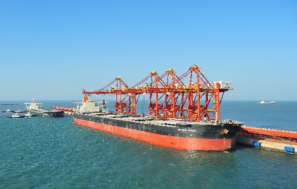 烟台港西港区40万吨级超大型深水码头正式运营