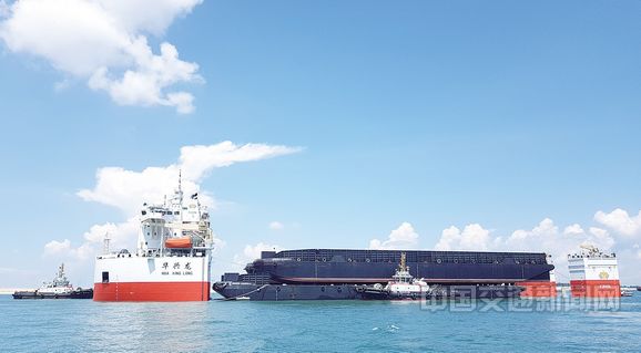 2万吨抬浮力打捞工程船"华兴龙"起航