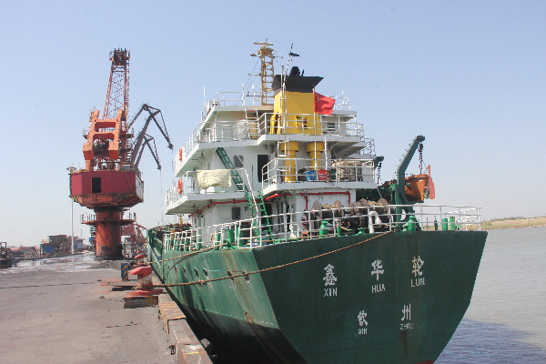 常州海事局专栏 新闻动态   本网讯 近日,常州海事局执法人员在德胜港