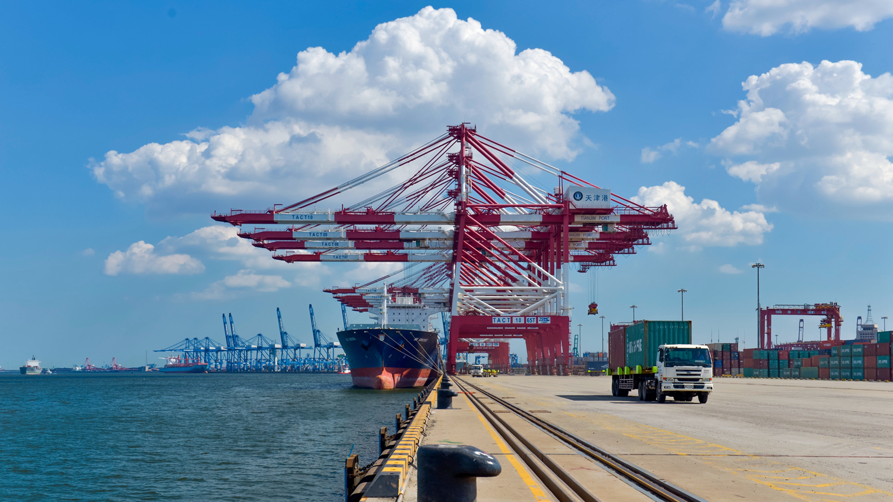 国产首批集装箱装卸桥在天津港"光荣退役"