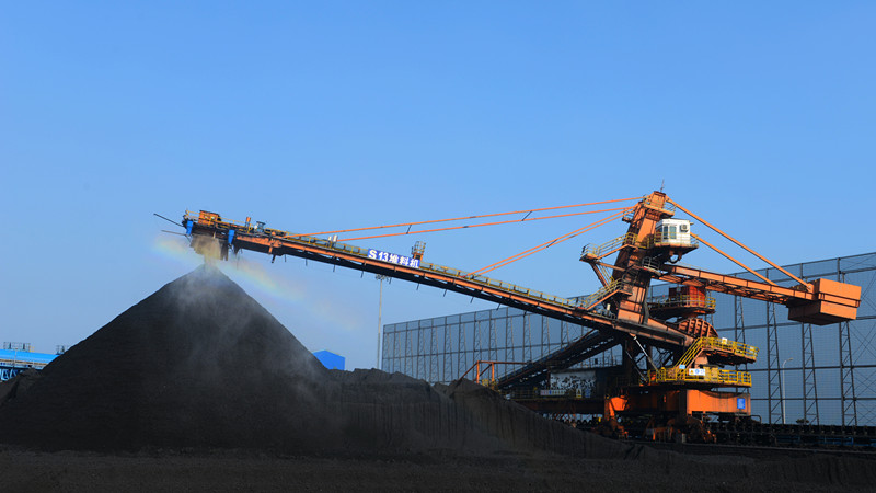秦皇岛港煤码头使用"巨炮"对煤炭装卸作业喷洒超微水雾.