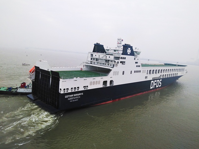 世界最大长度滚装船从南京港首航出江