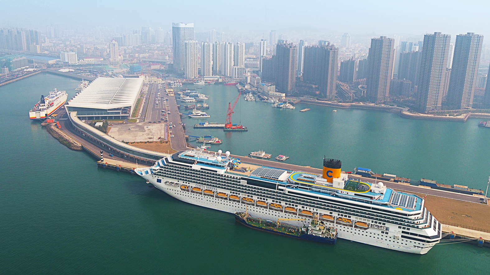 "赛琳娜号"从青岛国际邮轮母港首航